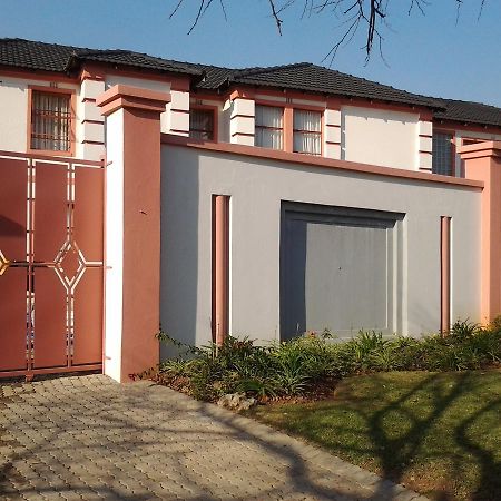 Moshitametsi Guesthouse Kempton Park Exteriör bild