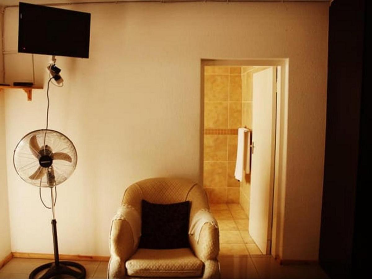 Moshitametsi Guesthouse Kempton Park Exteriör bild
