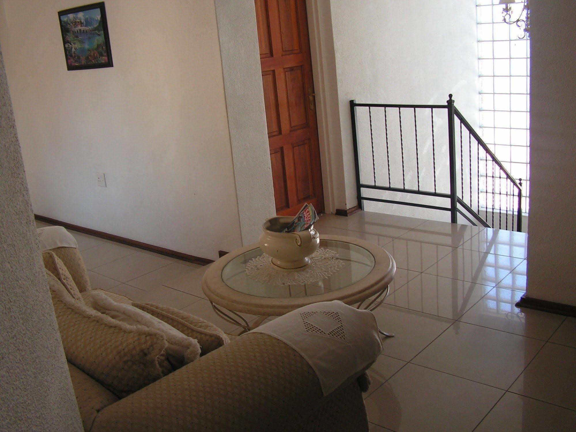 Moshitametsi Guesthouse Kempton Park Exteriör bild