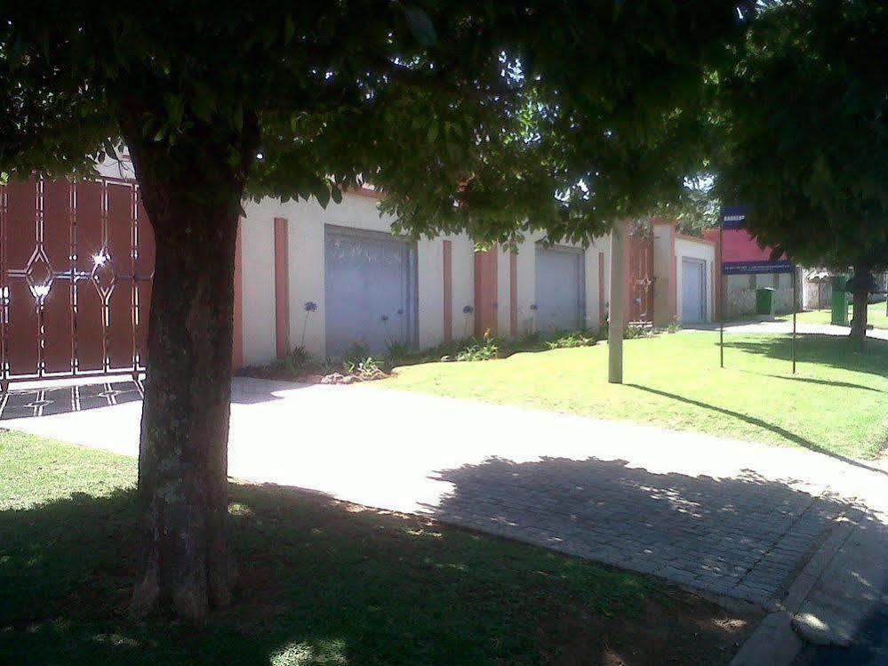 Moshitametsi Guesthouse Kempton Park Exteriör bild