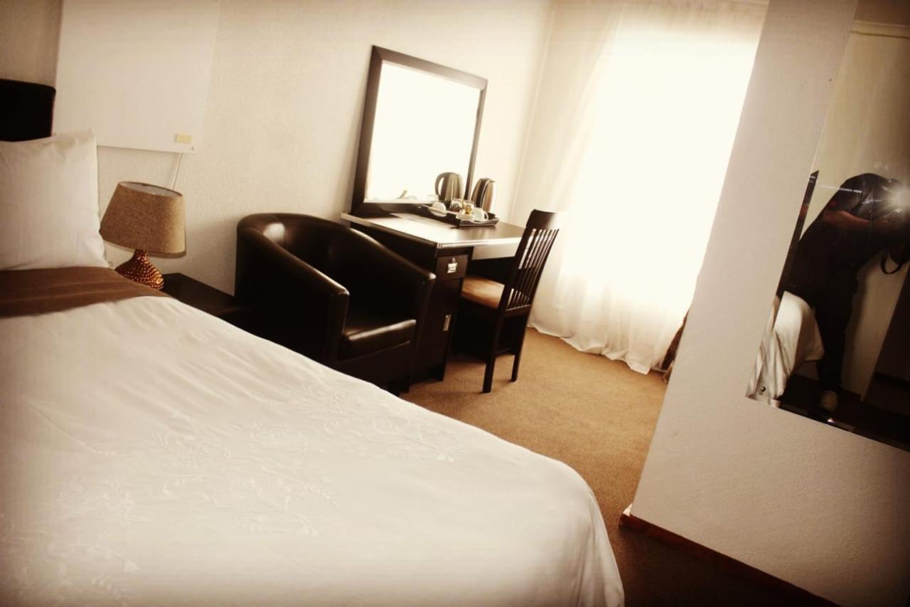 Moshitametsi Guesthouse Kempton Park Exteriör bild