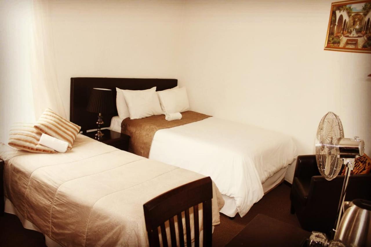 Moshitametsi Guesthouse Kempton Park Exteriör bild